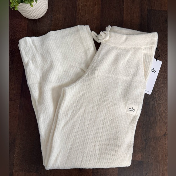 🆕 Alo Yoga Snuggle Up High-Waist Wide Leg Pants - Picture 4 of 16